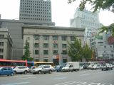向かい側の銀行